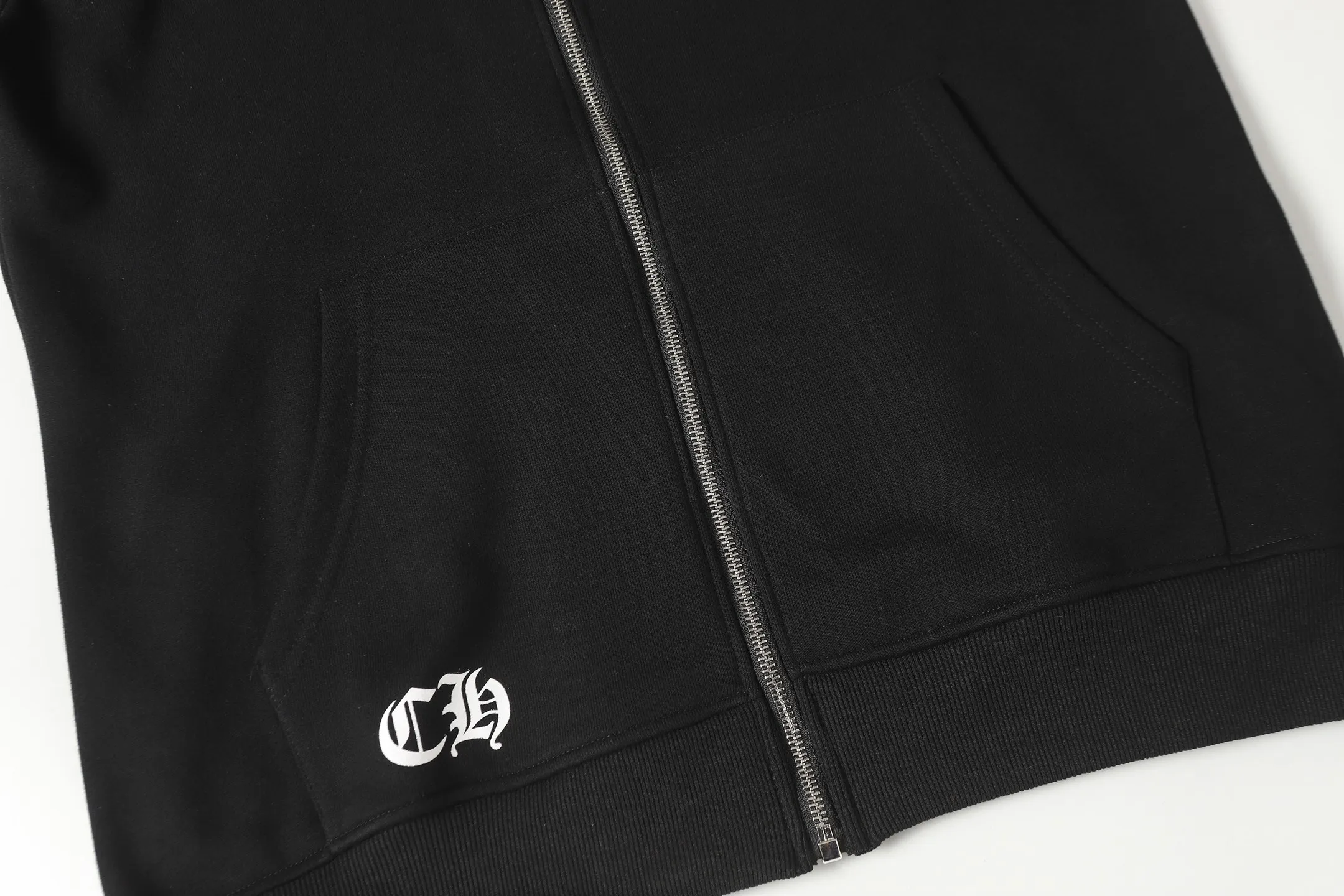P250 K01 cross-border model, please do not place an order if you pursue quality - Chrome Hearts/Chrome Hearts Big Sword🗡️ Printed zipper sweatshirt cardigan jacket - High weight, high density and high quality. The wool is soft, delicate and skin-friendly. Soft and silky to the touch. Warmth and skin-friendly. - Custom-woven and dyed with no color difference. No matter the fabric or workmanship details, it beats the ordinary version on the market. - Hardware zipper accessories are all customized, full of details - Color: black -Size: S M L XL